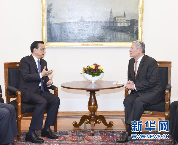 10月10日,國(guó)務(wù)院總理李克強(qiáng)在柏林會(huì)見德國(guó)總統(tǒng)高克。 新華社記者李學(xué)仁 攝 10月10日,國(guó)務(wù)院總理李克強(qiáng)在柏林會(huì)見德國(guó)總統(tǒng)高克。 新華社記者李學(xué)仁 攝
