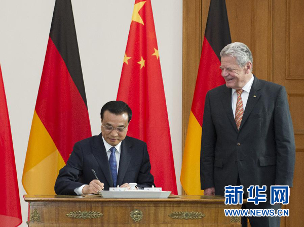 10月10日,國(guó)務(wù)院總理李克強(qiáng)在柏林會(huì)見德國(guó)總統(tǒng)高克。這是李克強(qiáng)總理在高克總統(tǒng)的陪同下在貴賓簿上簽字。 新華社記者 王曄 攝 10月10日,國(guó)務(wù)院總理李克強(qiáng)在柏林會(huì)見德國(guó)總統(tǒng)高克。這是李克強(qiáng)總理在高克總統(tǒng)的陪同下在貴賓簿上簽字。 新華社記者 王曄 攝