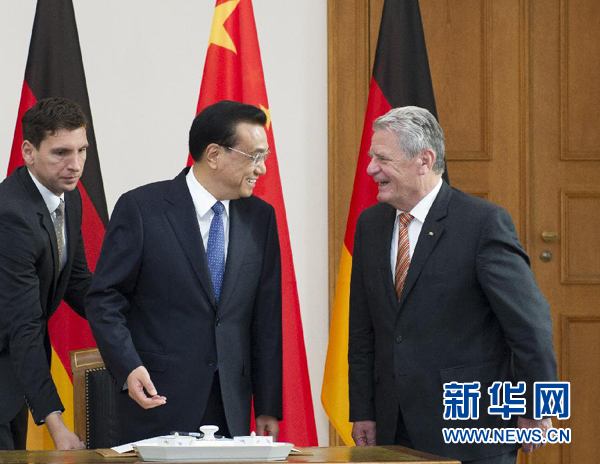 10月10日,國(guó)務(wù)院總理李克強(qiáng)在柏林會(huì)見德國(guó)總統(tǒng)高克。這是李克強(qiáng)總理與高克總統(tǒng)親切交談。 新華社記者 王曄 攝 10月10日,國(guó)務(wù)院總理李克強(qiáng)在柏林會(huì)見德國(guó)總統(tǒng)高克。這是李克強(qiáng)總理與高克總統(tǒng)親切交談。 新華社記者 王曄 攝