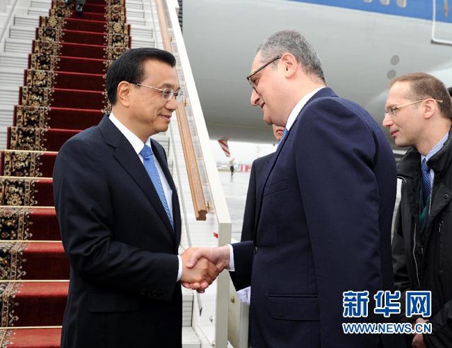 10月12日，中國國務院總理李克強乘專機抵達莫斯科，開始對俄羅斯進行正式訪問并舉行中俄總理第十九次定期會晤。俄羅斯聯邦政府高級官員到機場迎接李克強總理。新華社記者 饒愛民 攝