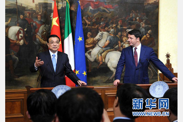 10月14日,中國國務院總理李克強與意大利總理倫齊在羅馬舉行會談后共同會見記者。 新華社記者 饒愛民 攝 10月14日,中國國務院總理李克強與意大利總理倫齊在羅馬舉行會談后共同會見記者。 新華社記者 饒愛民 攝