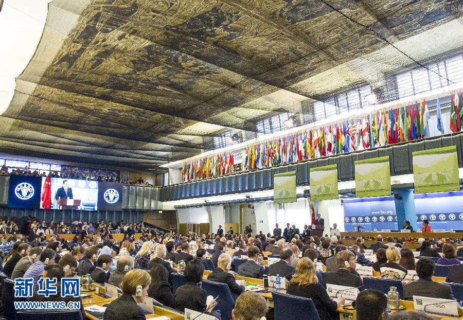 10月15日,中國國務(wù)院總理李克強(qiáng)在格拉齊亞諾總干事的陪同下在位于羅馬的聯(lián)合國糧農(nóng)組織總部發(fā)表演講。 新華社記者 王曄 攝 10月15日,中國國務(wù)院總理李克強(qiáng)在格拉齊亞諾總干事的陪同下在位于羅馬的聯(lián)合國糧農(nóng)組織總部發(fā)表演講。 新華社記者 王曄 攝