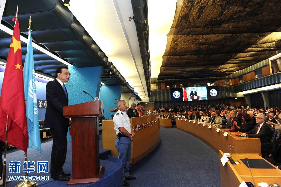 10月15日,中國國務(wù)院總理李克強(qiáng)在格拉齊亞諾總干事的陪同下在位于羅馬的聯(lián)合國糧農(nóng)組織總部發(fā)表演講。 新華社記者 饒愛民 攝 10月15日,中國國務(wù)院總理李克強(qiáng)在格拉齊亞諾總干事的陪同下在位于羅馬的聯(lián)合國糧農(nóng)組織總部發(fā)表演講。 新華社記者 饒愛民 攝