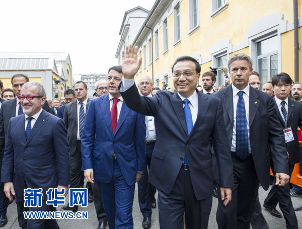 10月16日，中國國務院總理李克強在米蘭與意大利總理倫齊共同出席第五屆中意創新合作周大會并致辭。這是李克強抵達位于米蘭理工大學的會場。新華社記者王曄攝