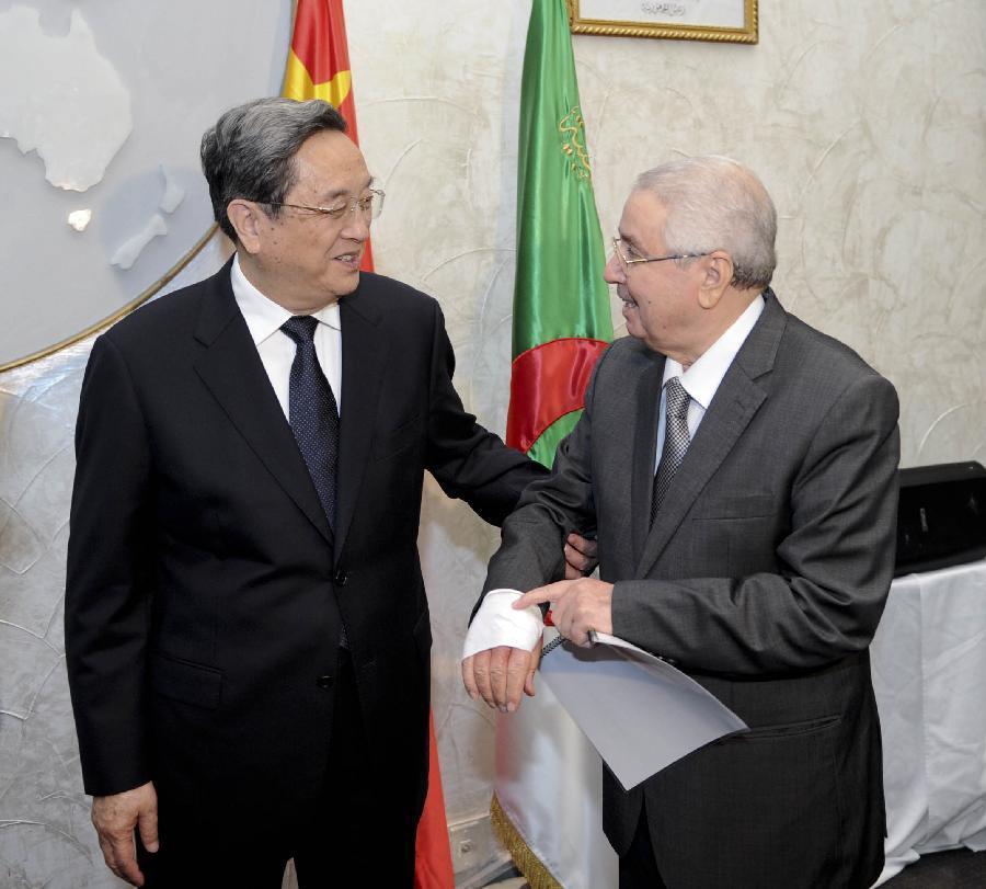 11月1日，正在阿爾及利亞進行正式友好訪問的全國政協主席俞正聲在阿爾及爾與阿民族院議長本·薩拉赫舉行會談。這是俞正聲親切詢問本·薩拉赫的手傷情況。新華社記者 張鐸 攝 