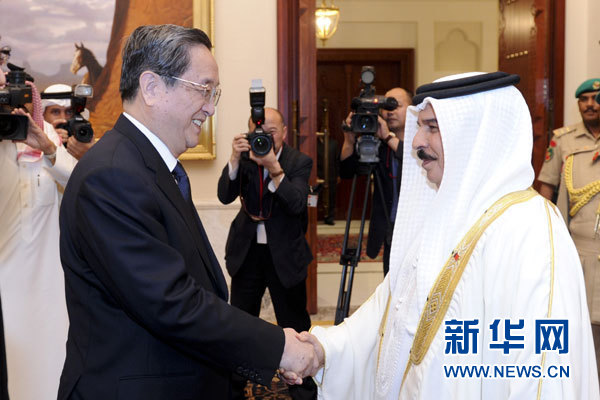 11月6日，正在巴林進(jìn)行正式友好訪問(wèn)的全國(guó)政協(xié)主席俞正聲在麥納麥會(huì)見(jiàn)巴林國(guó)王哈馬德。 新華社記者 張鐸 攝