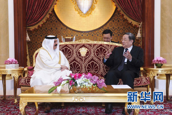 11月6日,正在巴林進(jìn)行正式友好訪問(wèn)的全國(guó)政協(xié)主席俞正聲在麥納麥會(huì)見(jiàn)巴林國(guó)王哈馬德。 新華社記者 張鐸 攝 11月6日,正在巴林進(jìn)行正式友好訪問(wèn)的全國(guó)政協(xié)主席俞正聲在麥納麥會(huì)見(jiàn)巴林國(guó)王哈馬德。 新華社記者 張鐸 攝