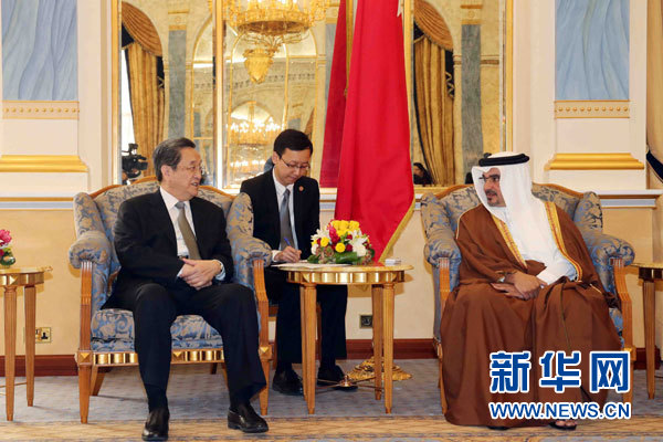 11月6日,正在巴林進(jìn)行正式友好訪問(wèn)的全國(guó)政協(xié)主席俞正聲在麥納麥會(huì)見(jiàn)巴林王儲(chǔ)薩勒曼。 新華社記者劉衛(wèi)兵攝 11月6日,正在巴林進(jìn)行正式友好訪問(wèn)的全國(guó)政協(xié)主席俞正聲在麥納麥會(huì)見(jiàn)巴林王儲(chǔ)薩勒曼。 新華社記者劉衛(wèi)兵攝