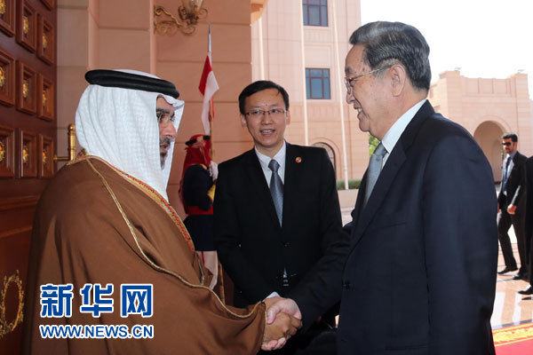 11月6日,正在巴林進(jìn)行正式友好訪問(wèn)的全國(guó)政協(xié)主席俞正聲在麥納麥會(huì)見(jiàn)巴林王儲(chǔ)薩勒曼。 新華社記者劉衛(wèi)兵攝 11月6日,正在巴林進(jìn)行正式友好訪問(wèn)的全國(guó)政協(xié)主席俞正聲在麥納麥會(huì)見(jiàn)巴林王儲(chǔ)薩勒曼。 新華社記者劉衛(wèi)兵攝