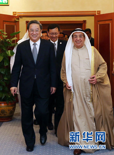 11月6日,正在巴林進(jìn)行正式友好訪問(wèn)的全國(guó)政協(xié)主席俞正聲在麥納麥會(huì)見(jiàn)巴林副首相穆罕默德。 新華社記者劉衛(wèi)兵攝 11月6日,正在巴林進(jìn)行正式友好訪問(wèn)的全國(guó)政協(xié)主席俞正聲在麥納麥會(huì)見(jiàn)巴林副首相穆罕默德。 新華社記者劉衛(wèi)兵攝