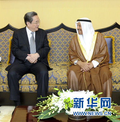 11月6日,正在巴林進(jìn)行正式友好訪問(wèn)的全國(guó)政協(xié)主席俞正聲在麥納麥與巴林協(xié)商會(huì)議主席阿里舉行會(huì)談。 新華社記者 張鐸 攝 11月6日,正在巴林進(jìn)行正式友好訪問(wèn)的全國(guó)政協(xié)主席俞正聲在麥納麥與巴林協(xié)商會(huì)議主席阿里舉行會(huì)談。 新華社記者 張鐸 攝