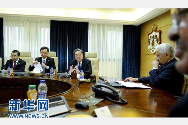 11月9日,正在約旦進行正式友好訪問的全國政協主席俞正聲在安曼會見約旦首相恩蘇爾。 新華社記者 張鐸 攝 11月9日,正在約旦進行正式友好訪問的全國政協主席俞正聲在安曼會見約旦首相恩蘇爾。 新華社記者 張鐸 攝