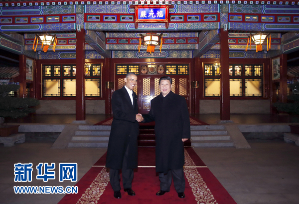 11月11日晚,國家主席習(xí)近平在中南海同美國總統(tǒng)奧巴馬舉行會晤。這是兩國元首在瀛臺涵元殿前握手。 新華社記者鞠鵬攝 11月11日晚,國家主席習(xí)近平在中南海同美國總統(tǒng)奧巴馬舉行會晤。這是兩國元首在瀛臺涵元殿前握手。 新華社記者鞠鵬攝