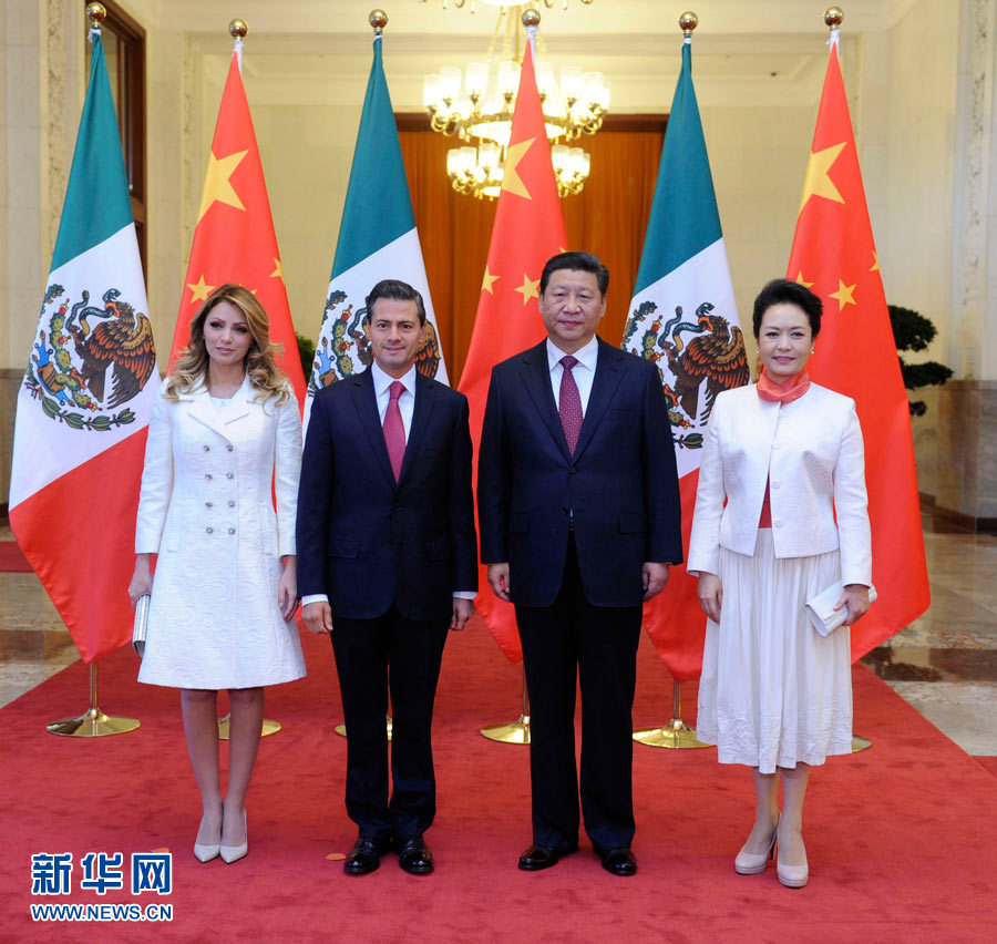 11月13日，國家主席習(xí)近平在北京人民大會堂北大廳舉行儀式，歡迎墨西哥總統(tǒng)培尼亞對中國進(jìn)行國事訪問。這是習(xí)近平和夫人彭麗媛同培尼亞夫婦合影。 新華社記者 張鐸 攝