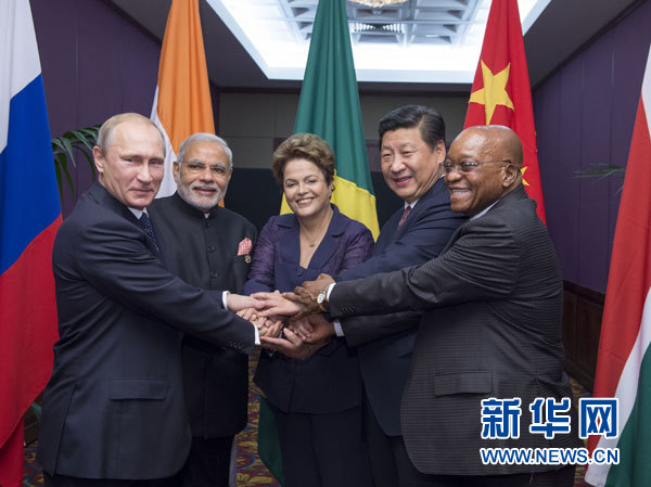 11月15日，金磚國家領(lǐng)導(dǎo)人非正式會(huì)晤在澳大利亞布里斯班舉行，中國國家主席習(xí)近平、巴西總統(tǒng)羅塞夫、俄羅斯總統(tǒng)普京、印度總理莫迪、南非總統(tǒng)祖馬出席。這是五國領(lǐng)導(dǎo)人在會(huì)晤前合影。新華社記者李學(xué)仁攝
