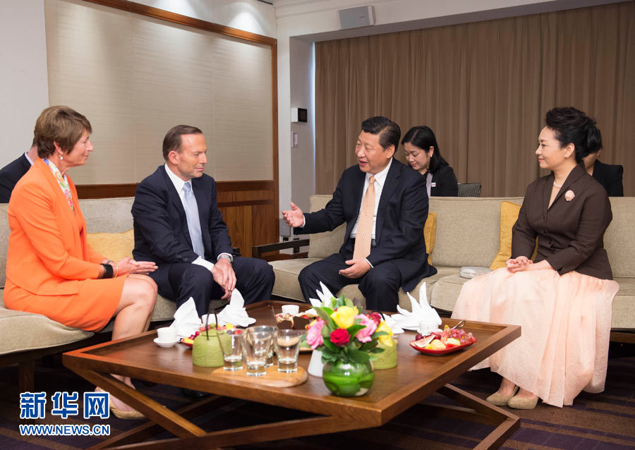 11月19日,國(guó)家主席習(xí)近平結(jié)束對(duì)澳大利亞的國(guó)事訪問(wèn)。離開(kāi)悉尼前,澳大利亞總理阿博特夫婦專(zhuān)門(mén)到習(xí)近平下榻飯店同習(xí)近平和夫人彭麗媛親切話別。新華社記者 黃敬文 攝 11月19日,國(guó)家主席習(xí)近平結(jié)束對(duì)澳大利亞的國(guó)事訪問(wèn)。離開(kāi)悉尼前,澳大利亞總理阿博特夫婦專(zhuān)門(mén)到習(xí)近平下榻飯店同習(xí)近平和夫人彭麗媛親切話別。新華社記者 黃敬文 攝