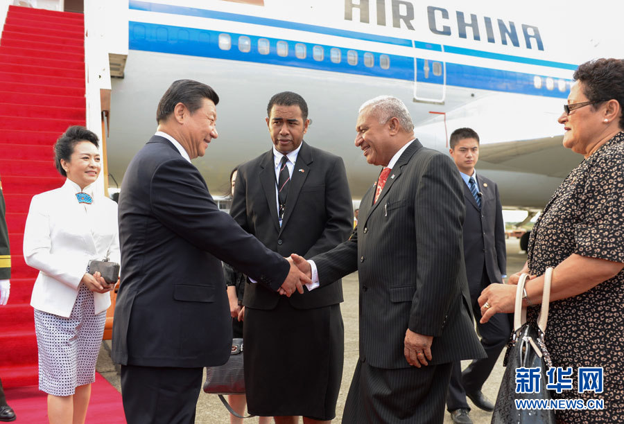 11月21日，國家主席習近平抵達楠迪，開始對斐濟進行國事訪問并將同太平洋建交島國領導人舉行會晤。斐濟總理姆拜尼馬拉馬夫婦在舷梯旁迎接習近平和夫人彭麗媛。新華社記者李學仁攝 