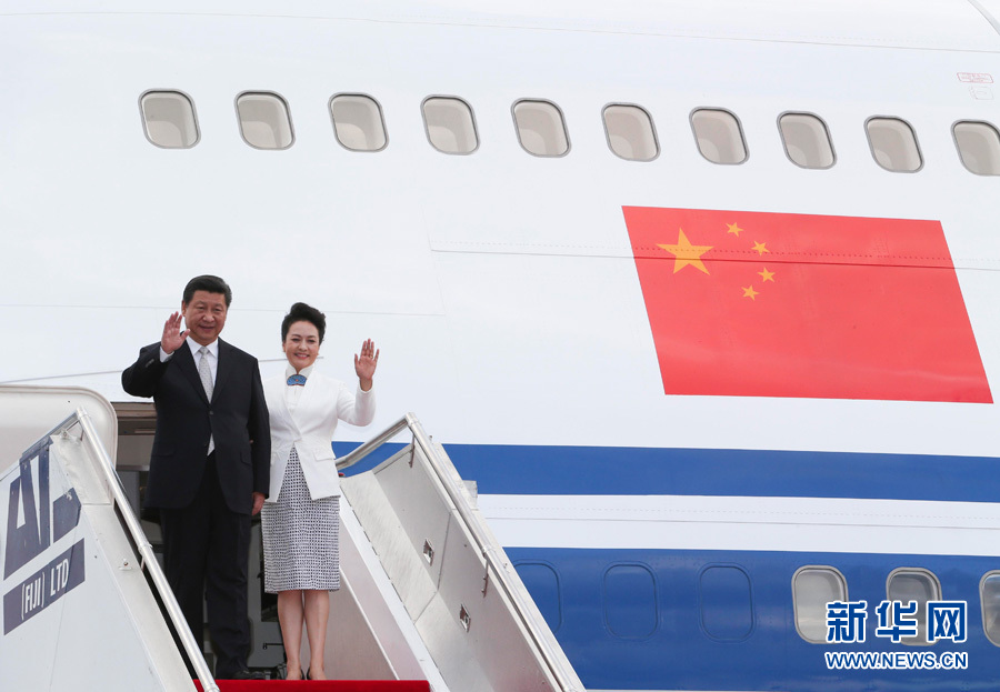 11月21日，國家主席習近平抵達楠迪，開始對斐濟進行國事訪問并將同太平洋建交島國領導人舉行會晤。 這是習近平和夫人彭麗媛步出機艙。新華社記者丁林攝 