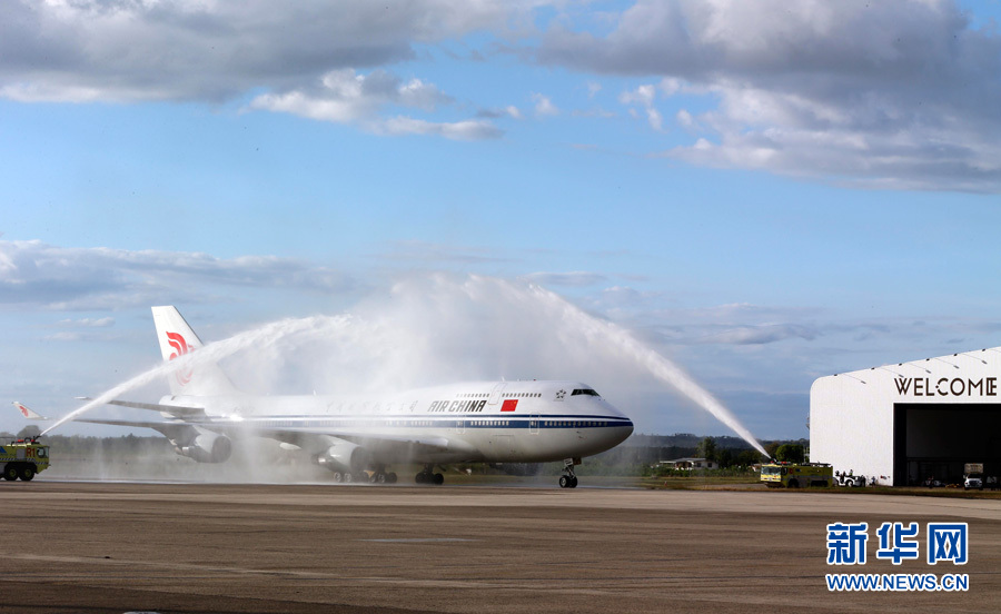  11月21日，國家主席習近平抵達楠迪，開始對斐濟進行國事訪問并將同太平洋建交島國領導人舉行會晤。圖為習近平乘坐的專機在楠迪國際機場跑道上滑行穿過“水門”，這是當地給予最尊貴客人的禮遇，表達為客人“洗塵”。 新華社記者丁林攝 