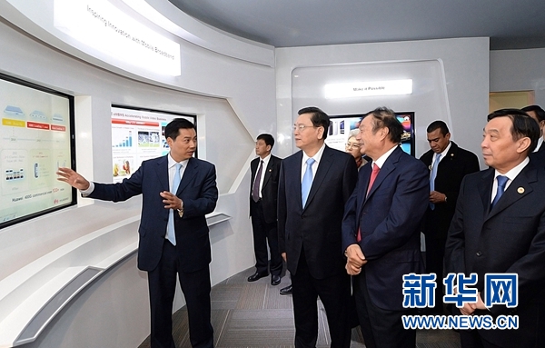 11月26日,正在墨西哥進(jìn)行正式友好訪問的全國人大常委會委員長張德江在墨西哥城視察華為公司拉美北地區(qū)部。 新華社記者劉建生攝 11月26日,正在墨西哥進(jìn)行正式友好訪問的全國人大常委會委員長張德江在墨西哥城視察華為公司拉美北地區(qū)部。 新華社記者劉建生攝