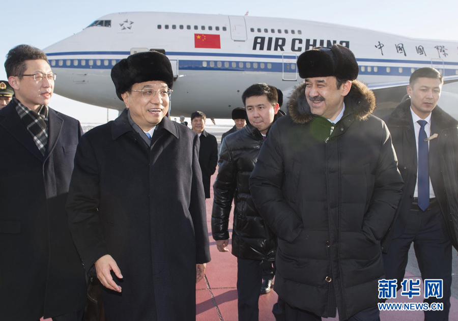 12月14日,應哈薩克斯坦共和國總理馬西莫夫邀請,國務院總理李克強乘專機抵達阿斯塔納國際機場,開始對哈薩克斯坦進行正式訪問,舉行中哈總理第二次定期會晤,并出席上海合作組織成員國政府首腦理事會第十三次會議。這是馬西莫夫到機場迎接李克強。新華社記者 黃敬文 攝 12月14日,應哈薩克斯坦共和國總理馬西莫夫邀請,國務院總理李克強乘專機抵達阿斯塔納國際機場,開始對哈薩克斯坦進行正式訪問,舉行中哈總理第二次定期會晤,并出席上海合作組織成員國政府首腦理事會第十三次會議。這是馬西莫夫到機場迎接李克強。新華社記者 黃敬文 攝