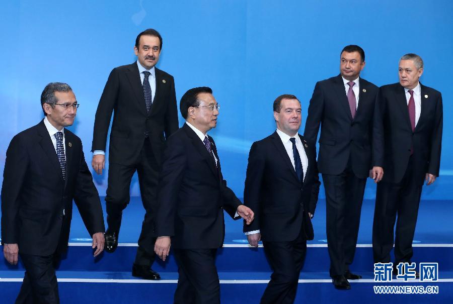 12月15日,中國國務(wù)院總理李克強(qiáng)在阿斯塔納出席上海合作組織成員國政府首腦理事會(huì)第十三次會(huì)議。這是與會(huì)領(lǐng)導(dǎo)人集體合影后走向會(huì)場。新華社記者 龐興雷 攝 12月15日,中國國務(wù)院總理李克強(qiáng)在阿斯塔納出席上海合作組織成員國政府首腦理事會(huì)第十三次會(huì)議。這是與會(huì)領(lǐng)導(dǎo)人集體合影后走向會(huì)場。新華社記者 龐興雷 攝