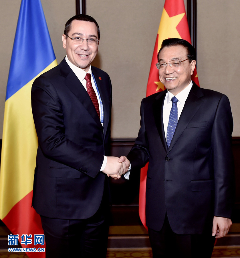 12月16日,中國國務(wù)院總理李克強在貝爾格萊德會見羅馬尼亞總理蓬塔。 新華社記者劉力航攝 12月16日,中國國務(wù)院總理李克強在貝爾格萊德會見羅馬尼亞總理蓬塔。 新華社記者劉力航攝