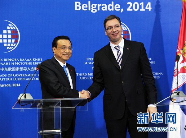 12月16日,國務院總理李克強在貝爾格萊德出席第三次中國-中東歐國家領導人會晤后,與塞爾維亞總理武契奇共同會見記者。 新華社記者饒愛民 攝 12月16日,國務院總理李克強在貝爾格萊德出席第三次中國-中東歐國家領導人會晤后,與塞爾維亞總理武契奇共同會見記者。 新華社記者饒愛民 攝