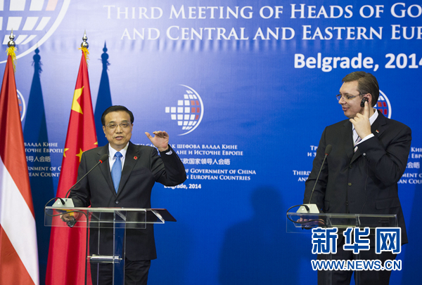 12月16日,國務院總理李克強在貝爾格萊德出席第三次中國-中東歐國家領導人會晤后,與塞爾維亞總理武契奇共同會見記者。 新華社記者黃敬文 攝 12月16日,國務院總理李克強在貝爾格萊德出席第三次中國-中東歐國家領導人會晤后,與塞爾維亞總理武契奇共同會見記者。 新華社記者黃敬文 攝