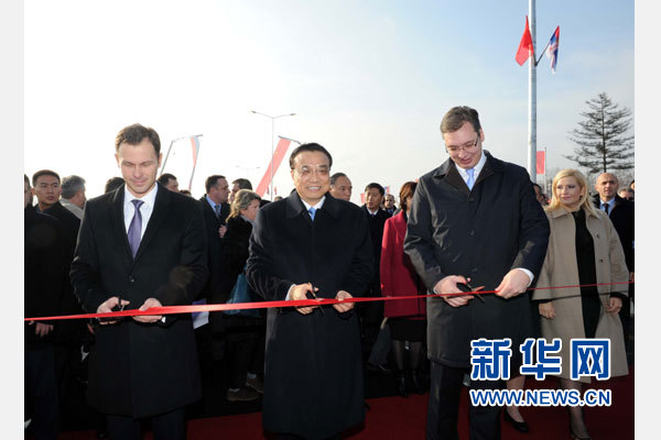 12月18日,中國國務院總理李克強在貝爾格萊德同塞爾維亞總理武契奇共同出席貝爾格萊德跨多瑙河大橋竣工儀式。這是李克強與武契奇為新建成的大橋剪彩。新華社記者 饒愛民 攝 12月18日,中國國務院總理李克強在貝爾格萊德同塞爾維亞總理武契奇共同出席貝爾格萊德跨多瑙河大橋竣工儀式。這是李克強與武契奇為新建成的大橋剪彩。新華社記者 饒愛民 攝