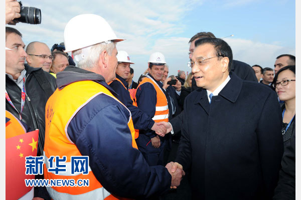 12月18日,中國國務院總理李克強在貝爾格萊德同塞爾維亞總理武契奇共同出席貝爾格萊德跨多瑙河大橋竣工儀式。這是李克強同大橋建設者親切交流。新華社記者 饒愛民 攝 12月18日,中國國務院總理李克強在貝爾格萊德同塞爾維亞總理武契奇共同出席貝爾格萊德跨多瑙河大橋竣工儀式。這是李克強同大橋建設者親切交流。新華社記者 饒愛民 攝