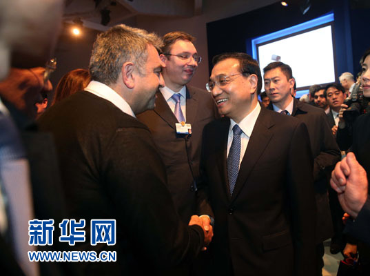 1月21日,中國(guó)國(guó)務(wù)院總理李克強(qiáng)在瑞士達(dá)沃斯舉行的世界經(jīng)濟(jì)論壇全會(huì)發(fā)表特別致辭并回答提問。這是李克強(qiáng)在致辭后同與會(huì)嘉賓親切交談。新華社記者 劉衛(wèi)兵 攝 1月21日,中國(guó)國(guó)務(wù)院總理李克強(qiáng)在瑞士達(dá)沃斯舉行的世界經(jīng)濟(jì)論壇全會(huì)發(fā)表特別致辭并回答提問。這是李克強(qiáng)在致辭后同與會(huì)嘉賓親切交談。新華社記者 劉衛(wèi)兵 攝