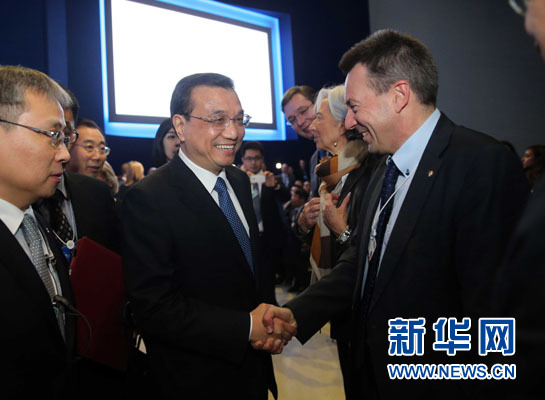 1月21日,中國(guó)國(guó)務(wù)院總理李克強(qiáng)在瑞士達(dá)沃斯舉行的世界經(jīng)濟(jì)論壇全會(huì)發(fā)表特別致辭并回答提問。這是李克強(qiáng)在致辭前同與會(huì)嘉賓親切交談。新華社記者 劉衛(wèi)兵 攝 1月21日,中國(guó)國(guó)務(wù)院總理李克強(qiáng)在瑞士達(dá)沃斯舉行的世界經(jīng)濟(jì)論壇全會(huì)發(fā)表特別致辭并回答提問。這是李克強(qiáng)在致辭前同與會(huì)嘉賓親切交談。新華社記者 劉衛(wèi)兵 攝