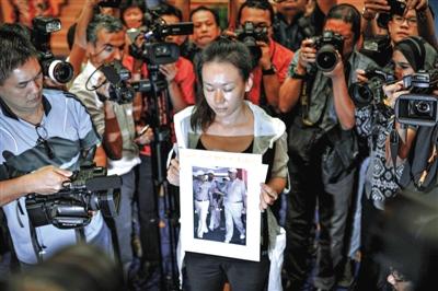 1月29日,在得知即將召開有關(guān)MH370的發(fā)布會(huì)后,一些乘客家屬成員到場(chǎng)。