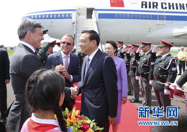 當?shù)貢r間6月28日下午,經(jīng)中歐雙方商定,國務院總理李克強乘專機抵達比利時首都布魯塞爾,出席第十七次中國歐盟領導人會晤。李克強總理夫人程虹同機抵達。歐盟和比利時政府高級官員到阿貝拉格機場迎接。新華社記者 龐興雷 攝 當?shù)貢r間6月28日下午,經(jīng)中歐雙方商定,國務院總理李克強乘專機抵達比利時首都布魯塞爾,出席第十七次中國歐盟領導人會晤。李克強總理夫人程虹同機抵達。歐盟和比利時政府高級官員到阿貝拉格機場迎接。新華社記者 龐興雷 攝