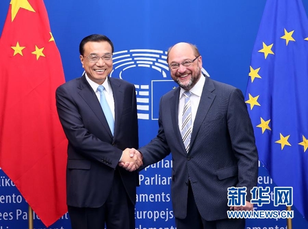 當(dāng)?shù)貢r(shí)間6月29日上午,國務(wù)院總理李克強(qiáng)在布魯塞爾會(huì)見歐洲議會(huì)議長舒爾茨。 新華社記者 龐興雷 攝 當(dāng)?shù)貢r(shí)間6月29日上午,國務(wù)院總理李克強(qiáng)在布魯塞爾會(huì)見歐洲議會(huì)議長舒爾茨。 新華社記者 龐興雷 攝