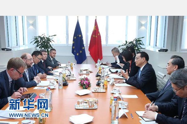 當(dāng)?shù)貢r(shí)間6月29日上午,國務(wù)院總理李克強(qiáng)在布魯塞爾會(huì)見歐洲議會(huì)議長舒爾茨。 新華社記者 龐興雷 攝 當(dāng)?shù)貢r(shí)間6月29日上午,國務(wù)院總理李克強(qiáng)在布魯塞爾會(huì)見歐洲議會(huì)議長舒爾茨。 新華社記者 龐興雷 攝