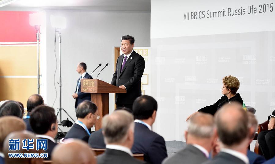 7月9日，金磚國家領(lǐng)導(dǎo)人同金磚國家工商理事會(huì)代表對(duì)話會(huì)在俄羅斯烏法舉行。中國國家主席習(xí)近平、俄羅斯總統(tǒng)普京、巴西總統(tǒng)羅塞夫、印度總理莫迪、南非總統(tǒng)祖馬等共同出席。新華社記者 張鐸 攝 