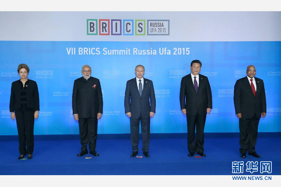 7月9日，金磚國家領導人第七次會晤在俄羅斯烏法舉行。中國國家主席習近平、俄羅斯總統(tǒng)普京、巴西總統(tǒng)羅塞夫、印度總理莫迪、南非總統(tǒng)祖馬出席。這是金磚國家領導人集體合影。新華社記者 龐興雷 攝