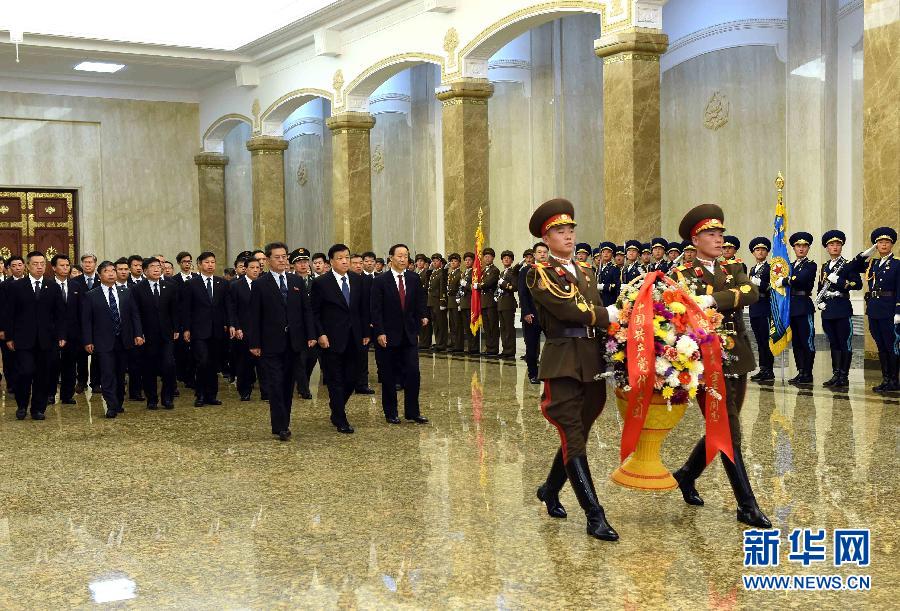 10月11日，中共中央政治局常委、中央書記處書記劉云山前往錦繡山太陽宮，向金日成主席和金正日總書記塑像敬獻(xiàn)花籃。 新華社記者饒愛民攝