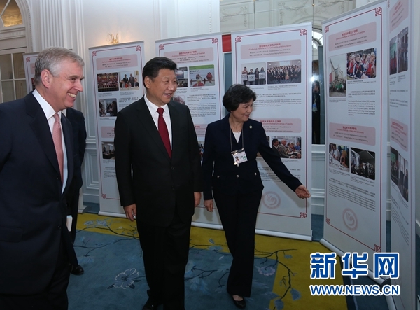 10月22日，國家主席習近平在倫敦出席全英孔子學院和孔子課堂年會開幕式。這是習近平參觀全英孔子學院和孔子課堂成果圖片展。 新華社記者 龐興雷 攝