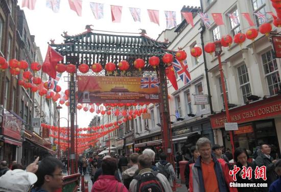 習(xí)近平主席訪問英國，倫敦唐人街掛出大紅燈籠和中英兩國國旗。 <a target='_blank' ><p  align=