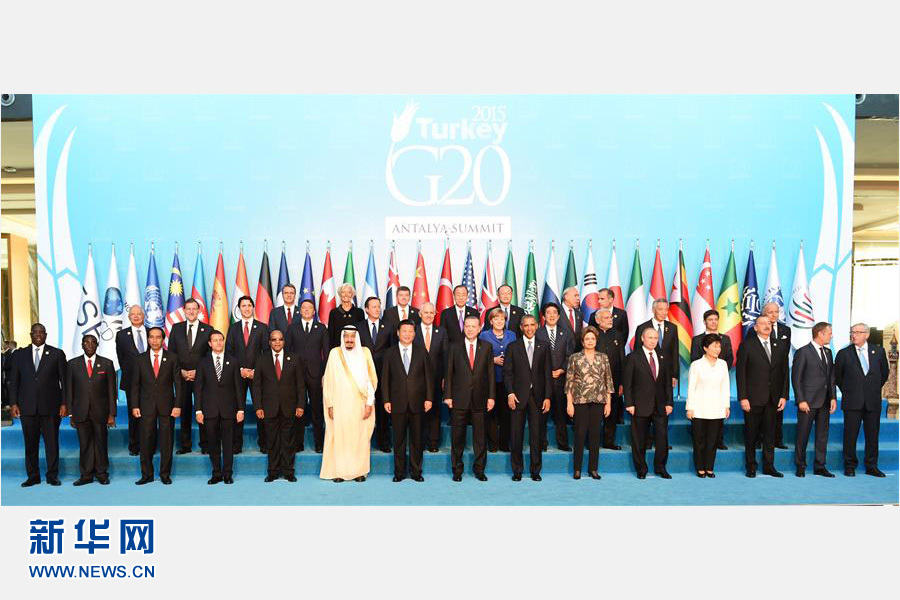 11月15日，中國國家主席習近平出席在土耳其安塔利亞舉行的二十國集團領導人第十次峰會。這是習近平主席同與會領導人合影。 新華社記者李學仁 攝 