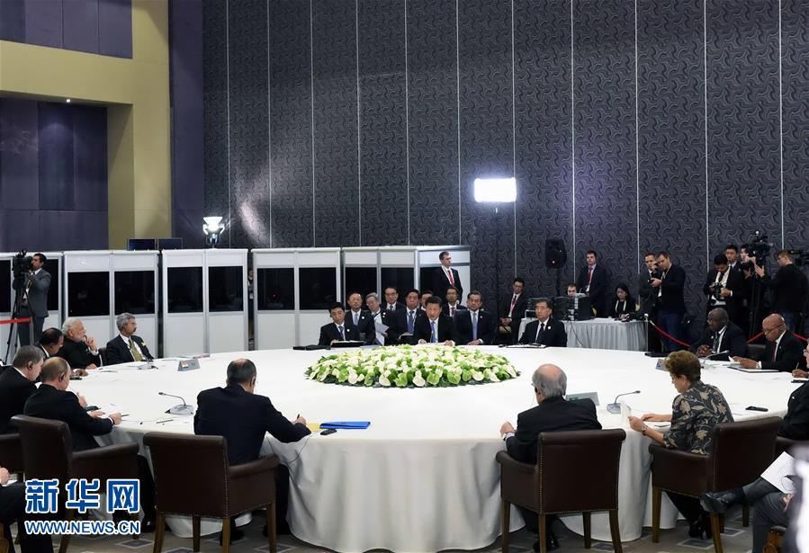  11月15日，金磚國家領導人非正式會晤在土耳其安塔利亞舉行，中國國家主席習近平、俄羅斯總統普京、印度總理莫迪、南非總統祖馬、巴西總統羅塞夫出席。習近平在會上發表題為《開拓機遇應對挑戰》的重要講話。 新華社記者 饒愛民 攝 