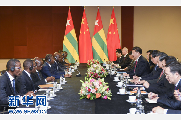 12月3日,國(guó)家主席習(xí)近平在約翰內(nèi)斯堡會(huì)見多哥總統(tǒng)福雷。新華社記者 謝環(huán)馳 攝 12月3日,國(guó)家主席習(xí)近平在約翰內(nèi)斯堡會(huì)見多哥總統(tǒng)福雷。新華社記者 謝環(huán)馳 攝