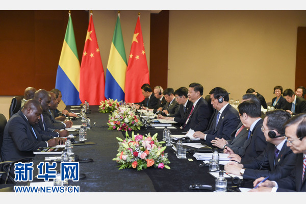 12月3日,國家主席習近平在約翰內(nèi)斯堡會見加蓬總統(tǒng)邦戈。新華社記者 謝環(huán)馳 攝 12月3日,國家主席習近平在約翰內(nèi)斯堡會見加蓬總統(tǒng)邦戈。新華社記者 謝環(huán)馳 攝