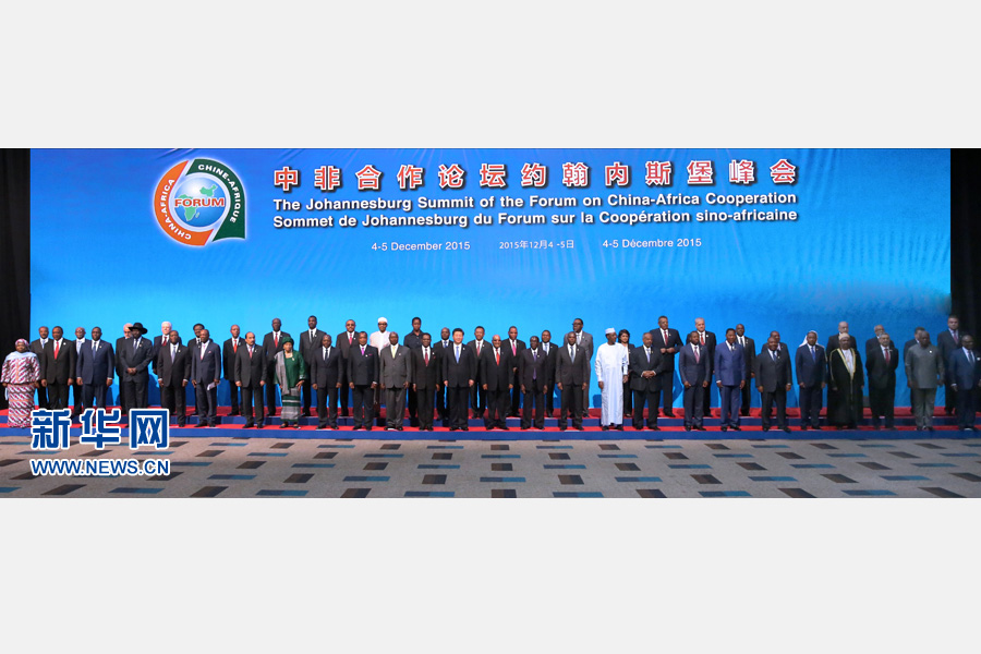 12月4日,國家主席習(xí)近平出席中非合作論壇約翰內(nèi)斯堡峰會開幕式并發(fā)表致辭。這是開幕式后,習(xí)近平同與會國家和地區(qū)組織領(lǐng)導(dǎo)人或代表集體合影。新華社記者龐興雷攝 12月4日,國家主席習(xí)近平出席中非合作論壇約翰內(nèi)斯堡峰會開幕式并發(fā)表致辭。這是開幕式后,習(xí)近平同與會國家和地區(qū)組織領(lǐng)導(dǎo)人或代表集體合影。新華社記者龐興雷攝