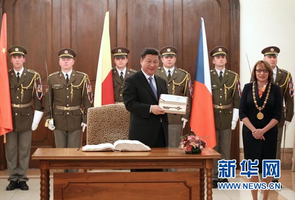 當地時間3月29日，國家主席習近平在捷克布拉格會見布拉格市長科爾娜喬娃，并接受科爾娜喬娃代表該市贈予的城市鑰匙。 新華社記者 龐興雷攝