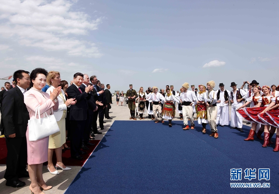 6月17日,國(guó)家主席習(xí)近平乘專機(jī)抵達(dá)貝爾格萊德,開(kāi)始對(duì)塞爾維亞共和國(guó)進(jìn)行國(guó)事訪問(wèn)。塞爾維亞民眾跳起歡快熱情的傳統(tǒng)舞蹈科羅舞熱烈歡迎習(xí)近平和夫人彭麗媛到訪。新華社記者 饒愛(ài)民 攝 6月17日,國(guó)家主席習(xí)近平乘專機(jī)抵達(dá)貝爾格萊德,開(kāi)始對(duì)塞爾維亞共和國(guó)進(jìn)行國(guó)事訪問(wèn)。塞爾維亞民眾跳起歡快熱情的傳統(tǒng)舞蹈科羅舞熱烈歡迎習(xí)近平和夫人彭麗媛到訪。新華社記者 饒愛(ài)民 攝