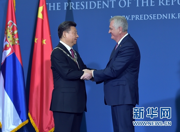 6月18日，國家主席習近平在貝爾格萊德同塞爾維亞總統尼科利奇舉行會談。會談后，尼科利奇向習近平授予塞爾維亞最高級別勛章“共和國一級榮譽勛章”，感謝習近平為中塞關系發展作出的杰出貢獻。新華社記者 李濤 攝 